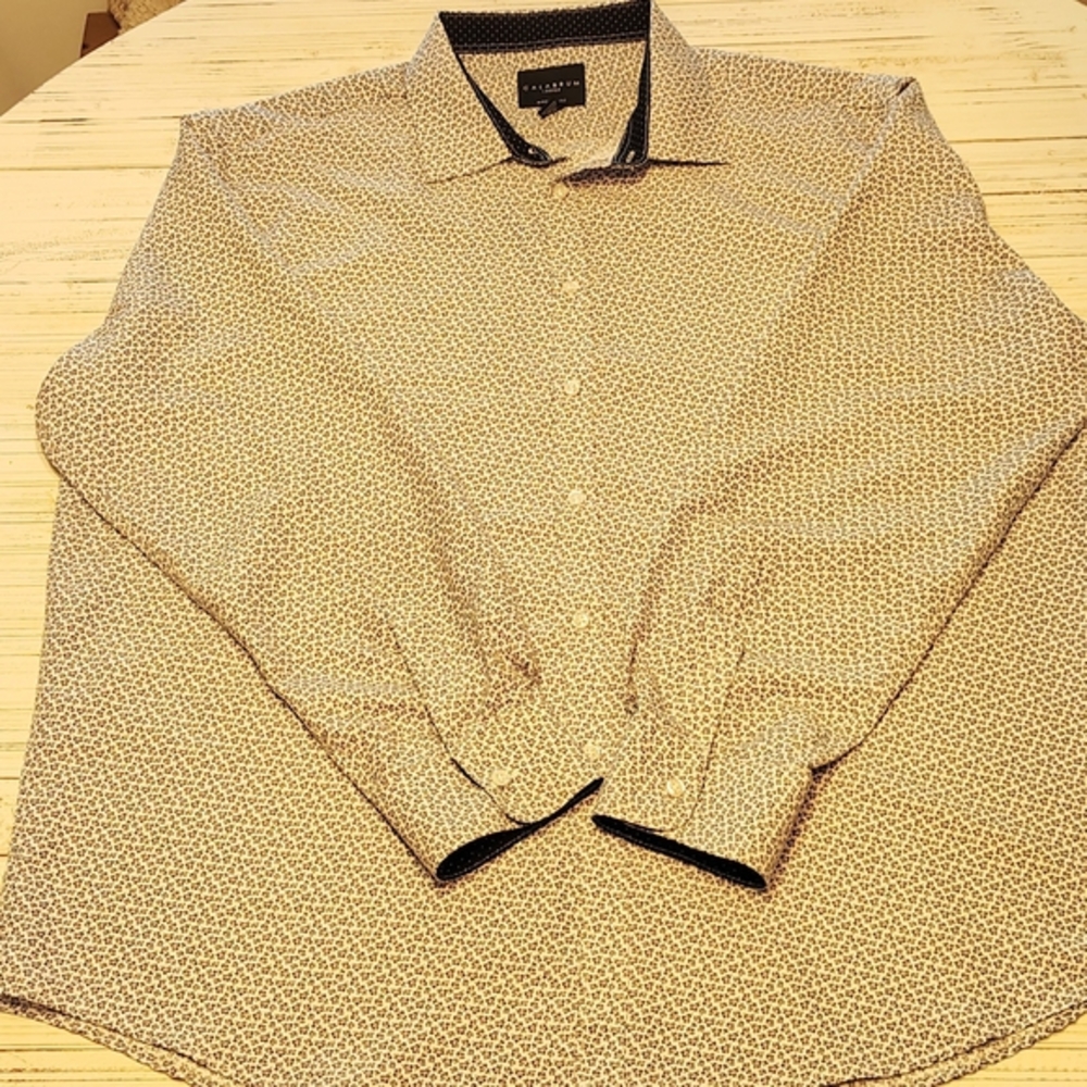 Calabrum London Wrinkle Free Grey and White Patterned Button Down Shirt.